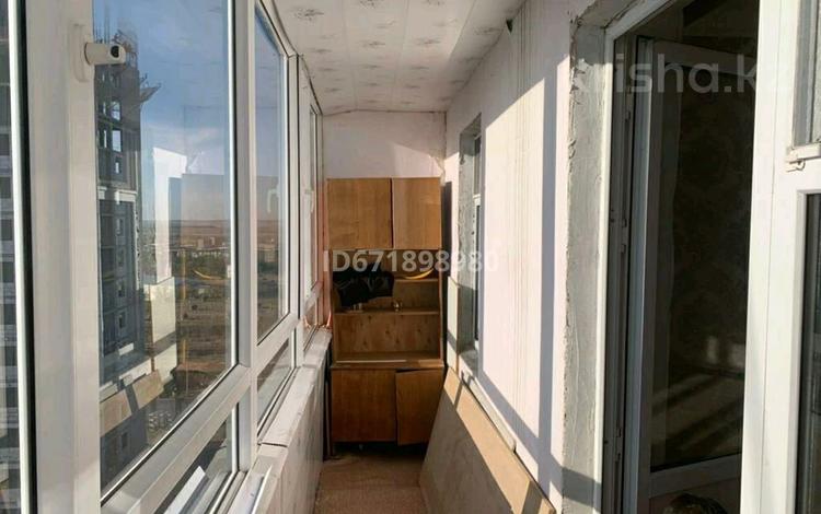 3-комнатная квартира, 67 м², 9/9 этаж, мамраева за 21 млн 〒 в Караганде, Алихана Бокейханова р-н — фото 3