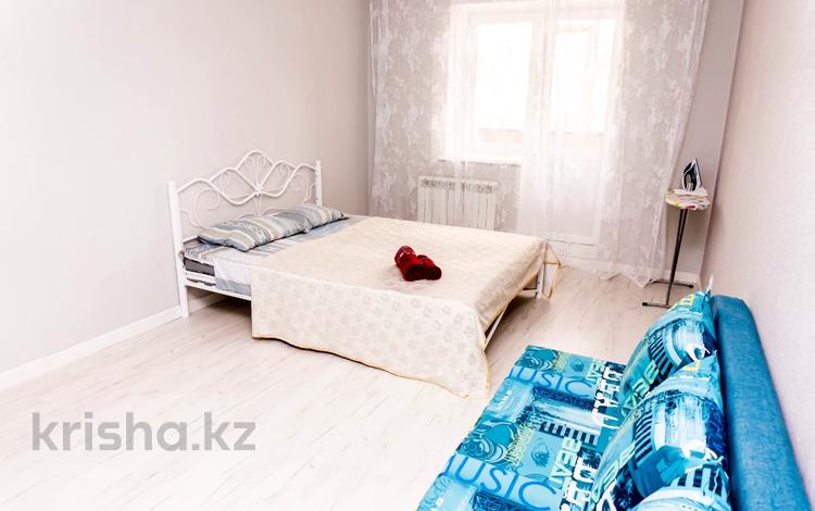 2-комнатная квартира, 90 м², 4/5 этаж посуточно, мкр. Алтын орда, Мустафы Шокая 28 за 16 000 〒 в Актобе, мкр. Алтын орда — фото 2