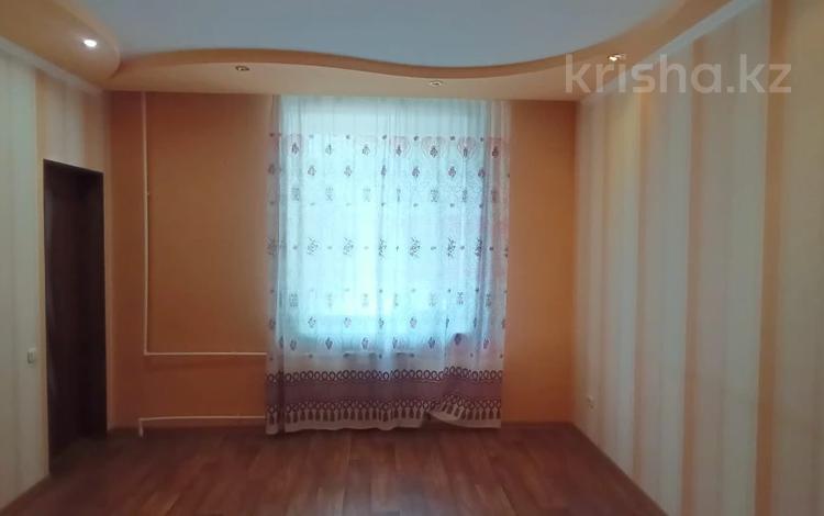 3-комнатная квартира · 61.3 м² · 1/3 этаж, ул. Абая — Д/с Айгөлек, Парк Восток, школа №5 за 10 млн ₸ в Темиртау — фото 2