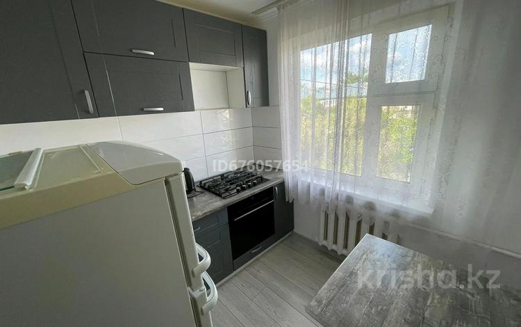 2-комнатная квартира, 52 м², 5/5 этаж посуточно, Абая 37 за 13 000 〒 в Уральске — фото 8