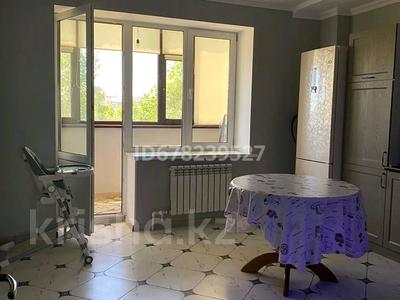 2-бөлмелі пәтер · 82.7 м² · 2/5 қабат, Авиатор 1 К, бағасы: 28 млн ₸ в Актобе, мкр Авиатор