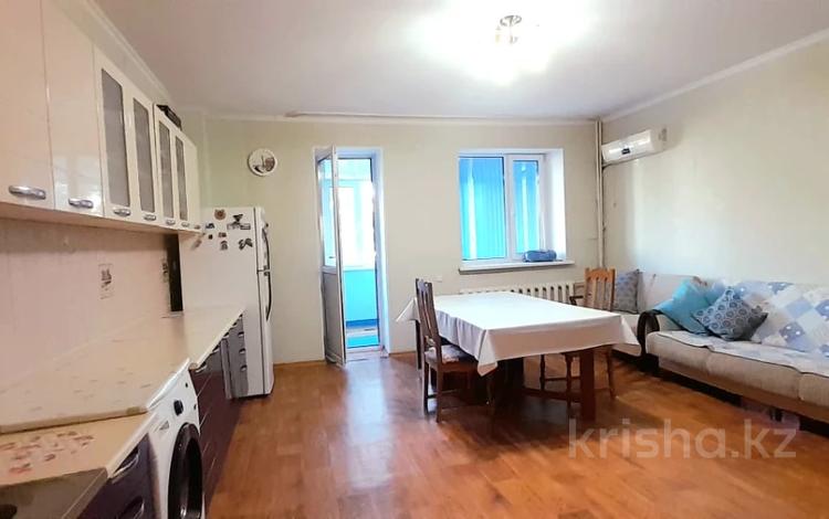 2-бөлмелі пәтер, 74 м², 2/5 қабат, мкр Кунаева, бағасы: 30 млн 〒 в Уральске, мкр Кунаева — фото 2