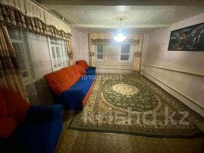 Отдельный дом · 2 комнаты · 65 м², Жарокова 12 за 80 000 〒 в Уральске, мкр Школьник