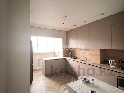 4-комнатная квартира · 100 м² · 7/9 этаж, мкр Аксай-1 18 за 450 000 ₸ в Алматы, Ауэзовский р-н