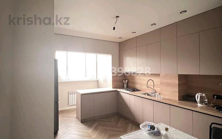 4-комнатная квартира · 100 м² · 7/9 этаж, мкр Аксай-1 18 за 450 000 ₸ в Алматы, Ауэзовский р-н — фото 11
