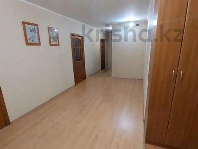 3-бөлмелі пәтер, 101 м², 5/9 қабат, мкр 12 58в, бағасы: 31 млн 〒 в Актобе, мкр 12