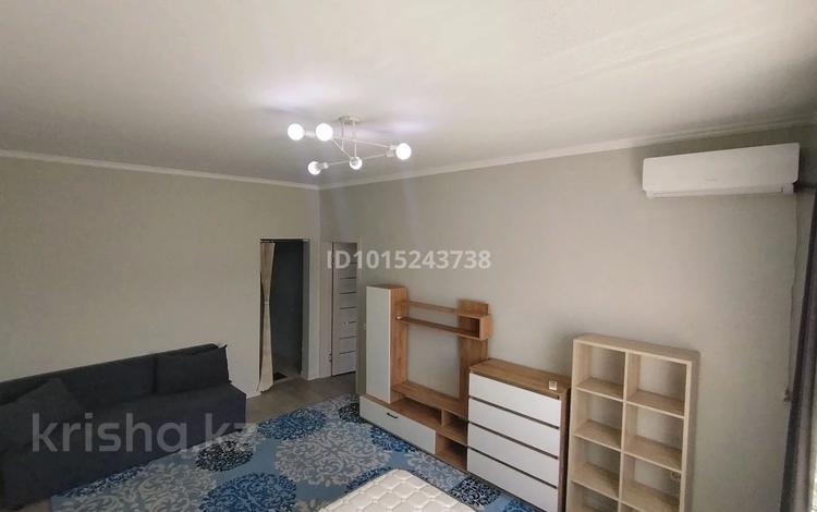 1-комнатная квартира · 40 м² · 9/9 этаж, мкр Аксай-4 104 за 250 000 ₸ в Алматы, Ауэзовский р-н — фото 2