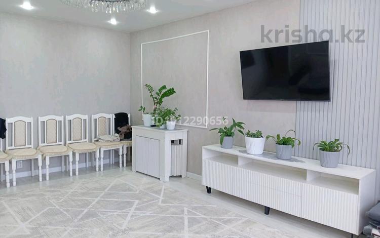 2-бөлмелі пәтер · 73.6 м² · 5/9 қабат, ул. Самал 72/1, бағасы: 31.5 млн ₸ в Уральске — фото 2