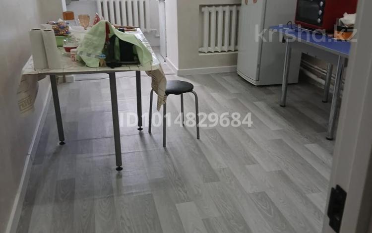 2 бөлме · 63 м² · 4/5 қабат, Мкр Астана 1, бағасы: 40 000 ₸ в  — фото 2