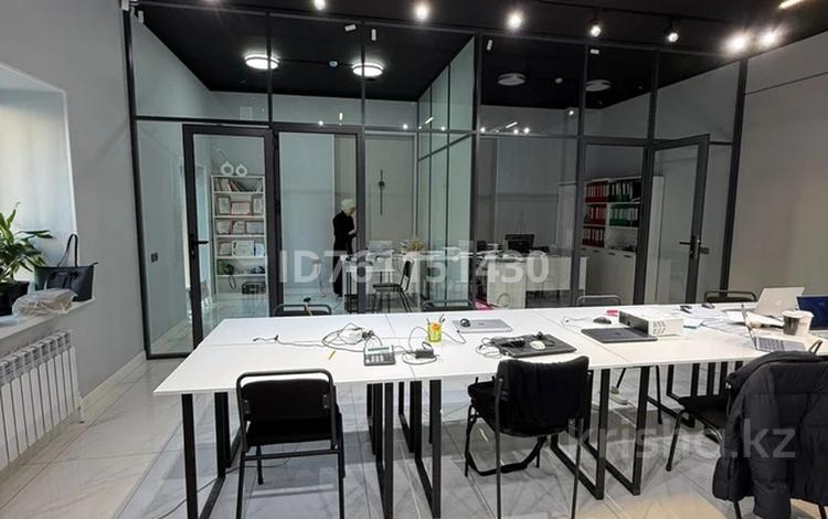 Еркін, кеңселер, дүкендер мен бутиктер · 75 м², бағасы: 600 000 ₸ в Атырау, мкр Нурсая — фото 2