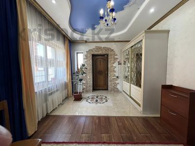 Отдельный дом • 8 комнат • 260 м² • 8 сот., Азербаева 34 за 130 млн 〒 в Туздыбастау (Калинино)