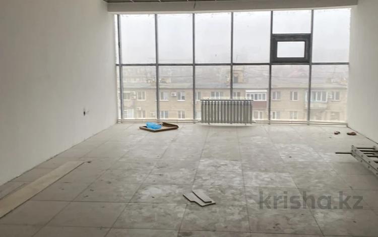Свободное назначение, офисы, магазины и бутики · 30 м² за 5 500 ₸ в Атырау, мкр Центральный — фото 2