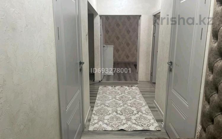 4-комнатная квартира, 100 м², 2/5 этаж помесячно, Акбулак 41 — Торговый дом за 250 000 〒 в Таразе — фото 2