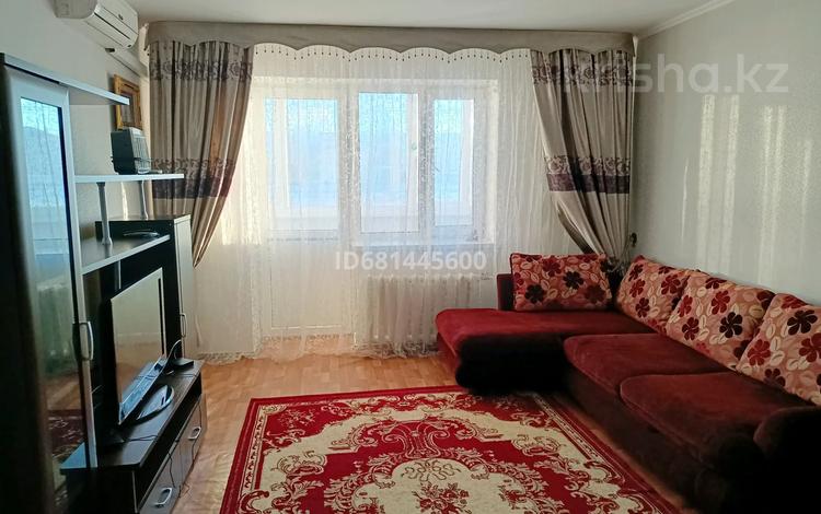3-бөлмелі пәтер · 63 м² · 1/6 қабат, 10 мкр. 16/1, бағасы: 250 000 ₸ в Аксае — фото 2