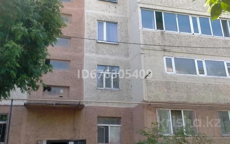 3-комнатная квартира, 53 м², 1/5 этаж, 1мкр 35 за 23 млн 〒 в Туркестане — фото 2