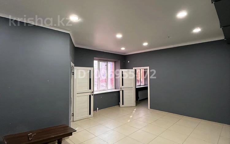 Свободное назначение, офисы, магазины и бутики, склады, азс, автосервисы и автомойки, общепит, салоны красоты, бани, гостиницы и зоны отдыха, фитнес и спорт, медцентры и аптеки, образование, развлечения, конференц-залы, кабинеты и рабочие места, студии · 471 м² за 850 000 〒 в Актобе, мкр. Алтын орда — фото 2