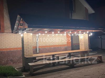 Дом · 8 комнат · 400 м², Жумабаева 14а за 80 000 〒 в Бурабае