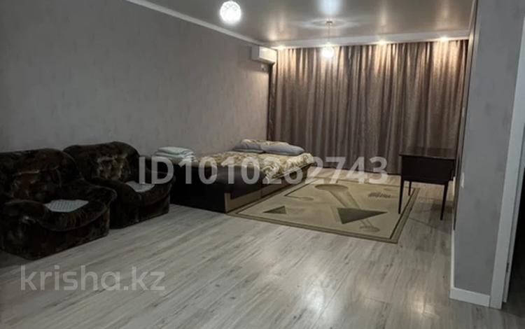 1-комнатная квартира · 87 м² · 1/10 этаж, Ярославская 2/3 за 12 000 ₸ в Уральске — фото 2