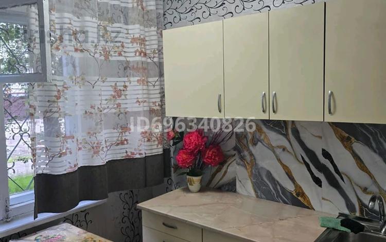 1-комнатная квартира · 34 м² · 1/5 этаж, Пришахтинск, Пришахтинск, 22й микрорайон за 12 000 ₸ в Караганде, Алихана Бокейханова р-н — фото 6