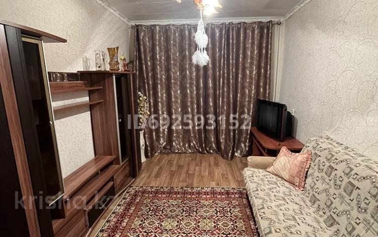 2-комнатная квартира, 54 м², 1/3 этаж, Тусупбекова 21 за 12.5 млн 〒 в Жезказгане — фото 2