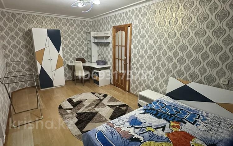 4-комнатная квартира, 90 м², 3/9 этаж помесячно, 8 микрорайон 48 за 200 000 〒 в Темиртау — фото 2