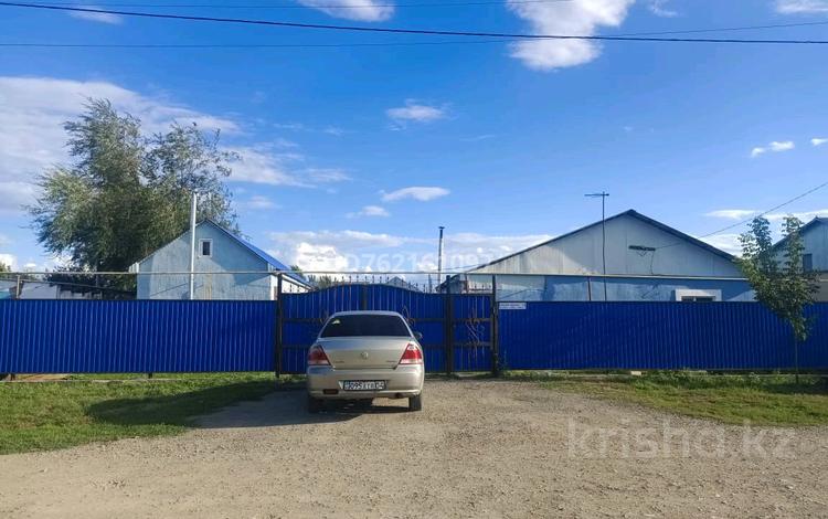 Отдельный дом · 4 комнаты · 100 м² · 10 сот., Базар жырау 7 — Дом находится возле Дины и мечеть за 22 млн ₸ в Актобе, жилой массив Жанаконыс — фото 2