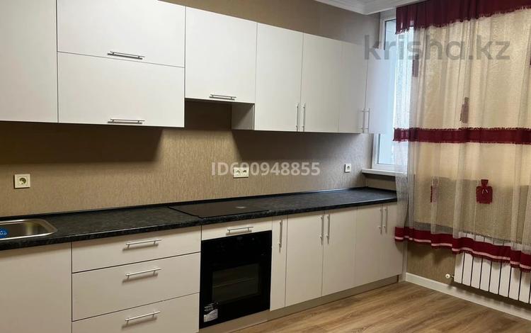 3-комнатная квартира, 70 м², 3/12 этаж помесячно, Кошкарбаева 1140