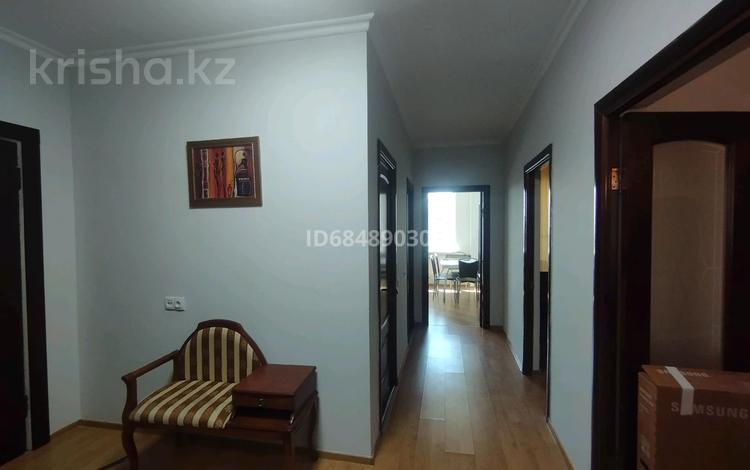 3-комнатная квартира · 120 м² · 6/9 этаж, Сатпаева 60 — 16 школа за 300 000 〒 в Атырау, мкр Авангард-4 — фото 2