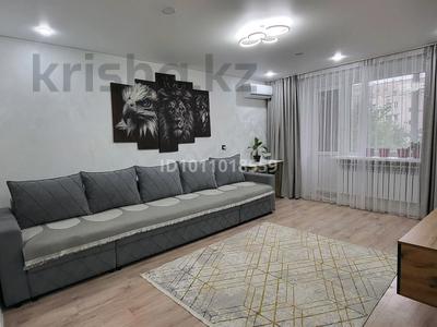 2-комнатная квартира · 55 м² · 3/5 этаж, Иртышская 27 — Левый берег Океан магазин Роза за 17 000 ₸ в Семее