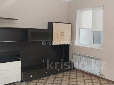 Отдельный дом · 2 комнаты · 100 м², мкр Центральный, Шайден Даулетов 15 — Остановка Чехова за 120 000 〒 в Атырау