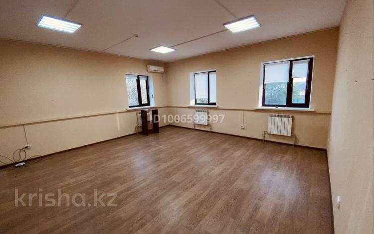 Свободное назначение, офисы, склады, кабинеты и рабочие места, студии · 11 м² за 38 500 〒 в Атырау, мкр Ак депо — фото 4