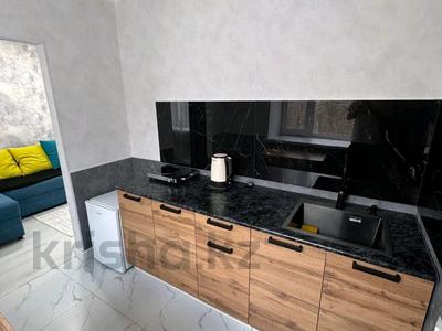 1-комнатная квартира · 40 м² · 3/5 этаж, мкр Михайловка , Касыма Аманжолова 17 за 15 000 ₸ в Караганде, Казыбек би р-н
