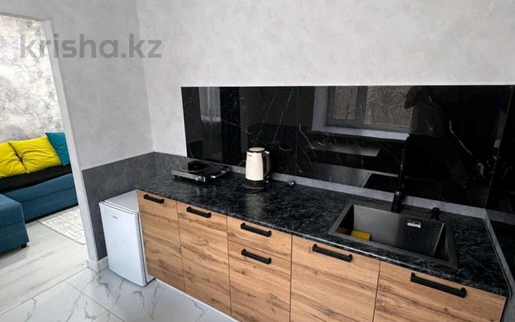 1-комнатная квартира · 40 м² · 3/5 этаж, мкр Михайловка , Касыма Аманжолова 17 за 15 000 ₸ в Караганде, Казыбек би р-н — фото 2