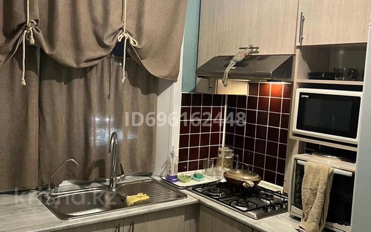 3-комнатная квартира · 50 м² · 2/5 этаж, Майкудук, 15й микрорайон 20 за 150 000 ₸ в Караганде, Алихана Бокейханова р-н — фото 2