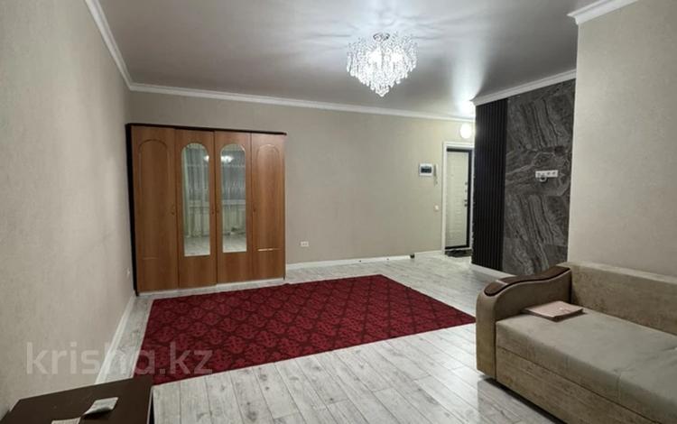 1-комнатная квартира · 43 м² · 2/6 этаж, Майкудук, Восток-5 — Голубые пруды за 18 млн ₸ в Караганде, Алихана Бокейханова р-н — фото 2