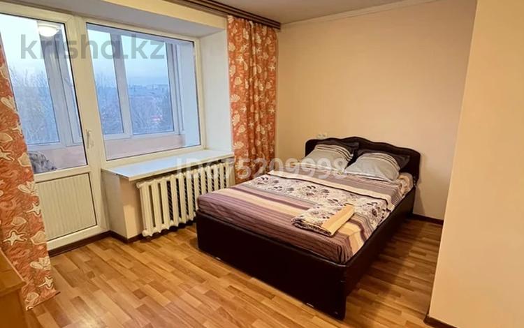 2-комнатная квартира, 40 м², 3 этаж посуточно, Казахстан 72 за 9 000 〒 в Усть-Каменогорске — фото 2
