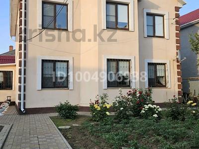 Отдельный дом · 5 комнат · 260 м² · 10 сот., мкр Кунаева, Мкр Байтерек — ТД Анвар за 100 млн 〒 в Уральске