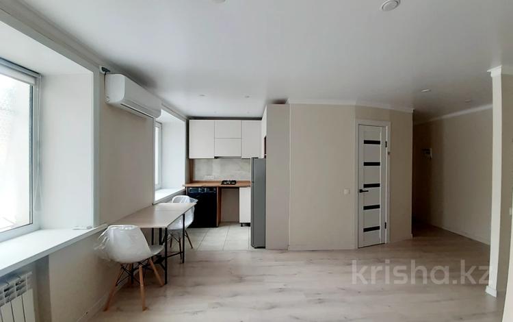 1-комнатная квартира, 30 м², 1/5 этаж, мкр Михайловка , Касыма Аманжолова 8 за 15.8 млн 〒 в Караганде, Казыбек би р-н — фото 2