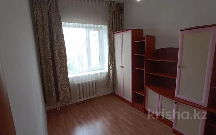 3-комнатная квартира, 64 м², 4/5 этаж, кабанбай батыра 143 за ~ 18.4 млн 〒 в Талдыкоргане — фото 2
