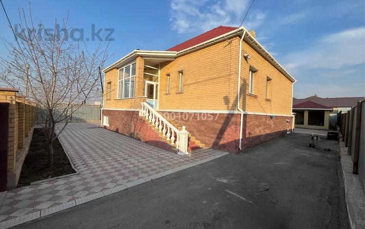 Отдельный дом · 9 комнат · 370 м² · 10 сот., мкр Юго-Восток за ~ 135.9 млн 〒 в Караганде, Казыбек би р-н — фото 2