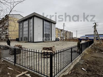 Свободное назначение, офисы, магазины и бутики, склады, общепит, салоны красоты, бани, гостиницы и зоны отдыха, фитнес и спорт, медцентры и аптеки, образование, развлечения, конференц-залы, кабинеты и рабочие места, студии · 675 м² за 3 млн ₸ в Атырау, мкр. Алмагуль