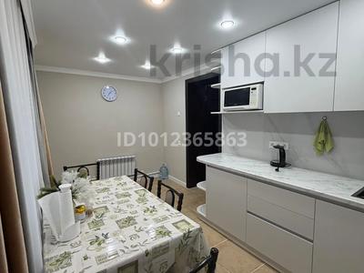 Отдельный дом · 3 комнаты · 90 м², мкр Михайловка за 350 000 〒 в Караганде, Казыбек би р-н