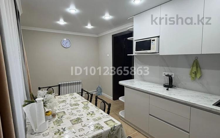 Отдельный дом · 3 комнаты · 90 м², мкр Михайловка за 350 000 ₸ в Караганде, Казыбек би р-н — фото 2