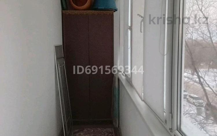 4-бөлмелі пәтер, 70 м², 4/5 қабат, 4мкр 6, бағасы: 30 млн 〒 в Аксае — фото 2