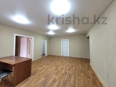 Свободное назначение, офисы, магазины и бутики, медцентры и аптеки, образование, кабинеты и рабочие места · 52.5 м² за 250 000 〒 в Караганде, Казыбек би р-н