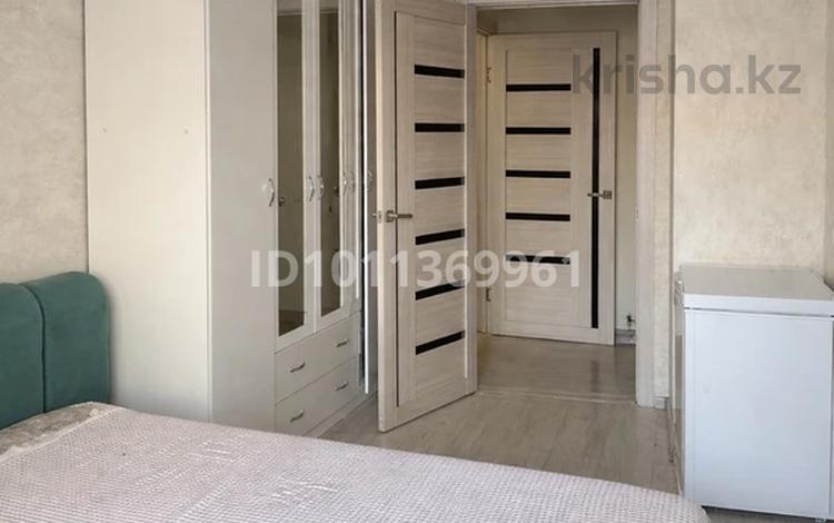 3-бөлмелі пәтер · 65 м² · 2/5 қабат, Пришахтинск, 22й микрорайон 24, бағасы: 22 млн ₸ в Караганде, Алихана Бокейханова р-н — фото 2