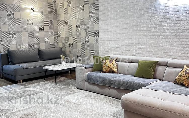 2-комнатная квартира · 90 м² · 1/5 этаж, мкр Думан-2 — Халиуллина за 27 000 ₸ в Алматы, Медеуский р-н — фото 2