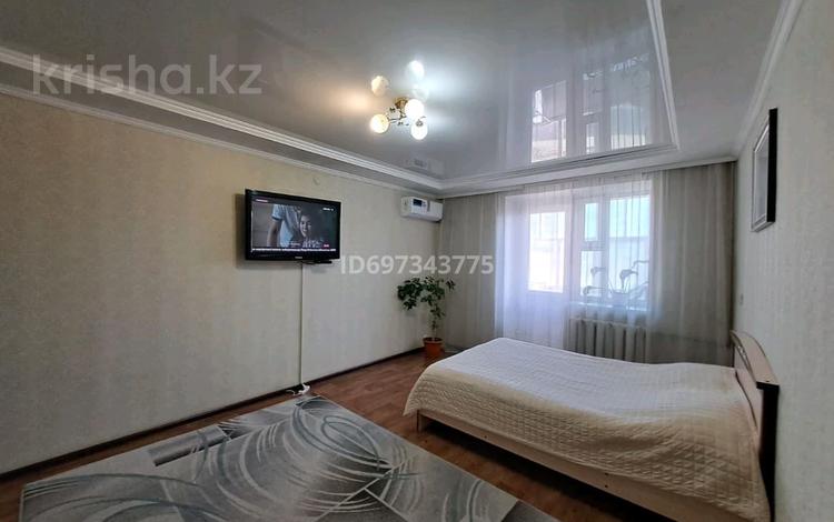 1-бөлмелі пәтер, 40 м², 3/9 қабат тәулік бойы, Шакарима 15 — ТД Казына, автовокзал, центр.рынок, бағасы: 9 000 〒 в Семее — фото 2