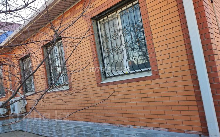 Отдельный дом · 4 комнаты · 200 м² · 7 сот., мкр Оркен, Капакова 87 за 47 млн 〒 в Атырау — фото 2