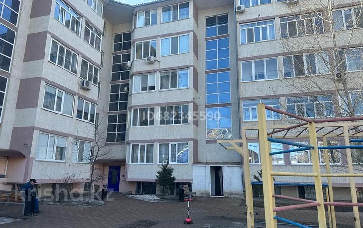 3-бөлмелі пәтер, 105 м², 4/5 қабат, мкр Женис 22, бағасы: 36 млн 〒 в Уральске, мкр Женис — фото 2